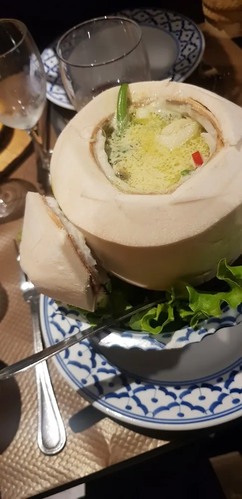 Fruits de Mer Au Curry Vert Servis Dans Leur Noix de Coco